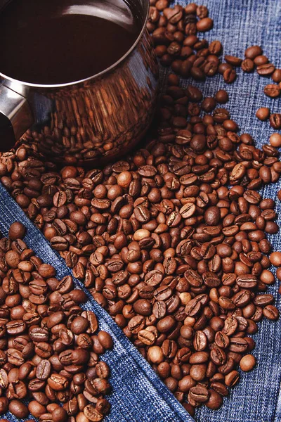 Gamla cezve och svart kaffe bönor — Stockfoto