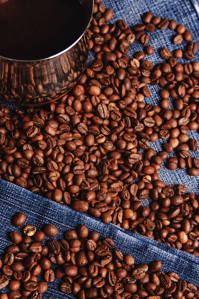 Eski cezve ve siyah kahve çekirdekleri