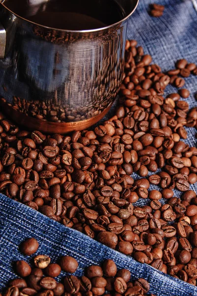 Viejo cezve y granos de café negro — Foto de Stock