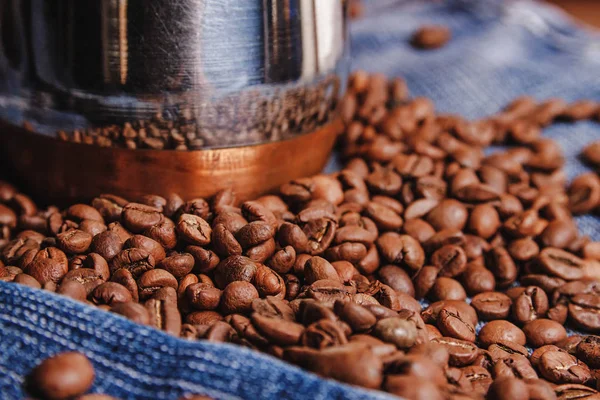 Oude cezve en zwarte koffie bonen — Stockfoto