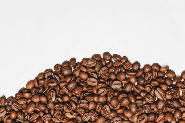 Beyaz arka planda izole kahve çekirdekleri