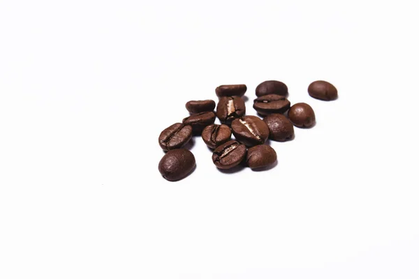 Kaffebönor isolerad på vit bakgrund — Stockfoto