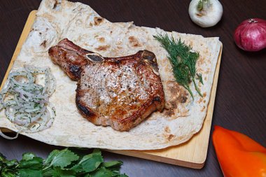 Sebzeli ızgara domuz pirzolası