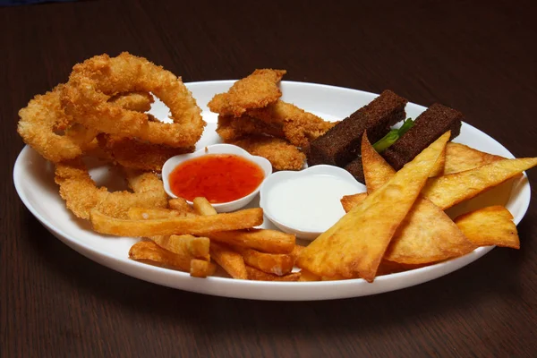 Bir barda meze beyaz plaka