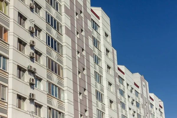 Aşağıdan bir yüksek katlı binaların görüntülemek