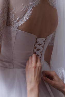 gelinin nedimesi gelinlik üzerinde yay bağlama