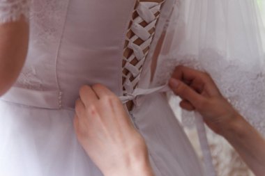 gelinin nedimesi gelinlik üzerinde yay bağlama