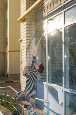 kişi, ev işleri ve temizlik kavramı