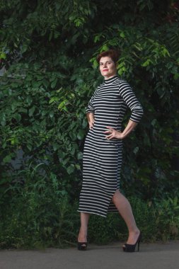 sokakta portre ruh poz kazaklı genç kız,