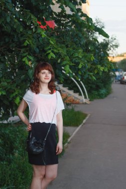 sokakta portre ruh poz kazaklı genç kız,