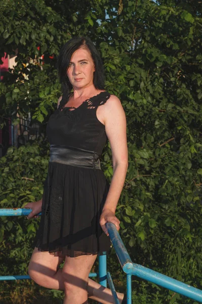 sokakta portre ruh poz kazaklı genç kız,