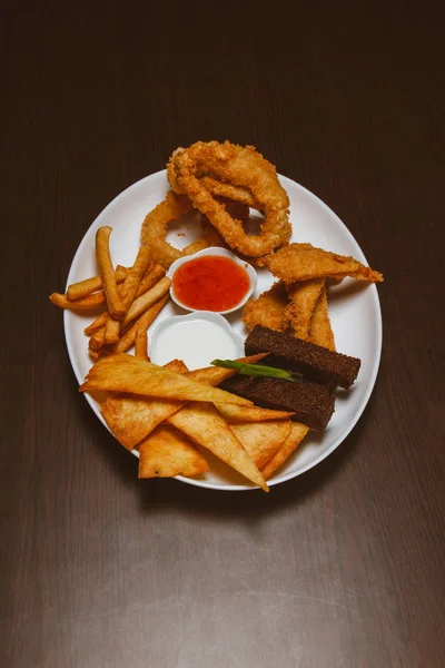 Bir barda meze beyaz plaka