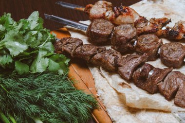 Şiş kebap ve salata.