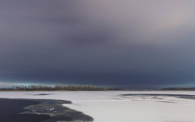 Uzun pozlama Nehri'nin buz half-bound
