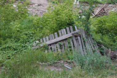 Ahşap çitler aşağı kırılmış