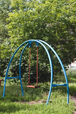 Çocuk swing karşı bir ağaçtan