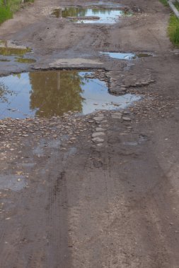 yolu ile büyük su birikintisi