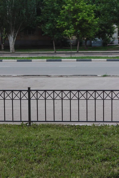 Yeşil çim ve sahte metal çit