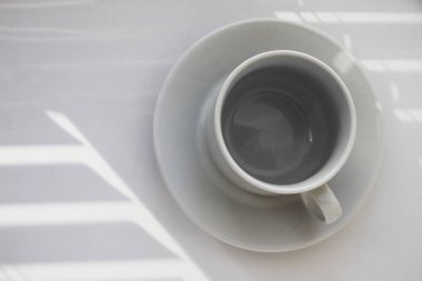 pencerenin yanında kahve fincanı