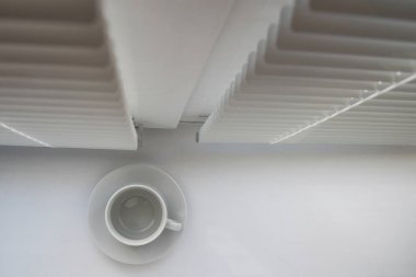 pencerenin yanında kahve fincanı