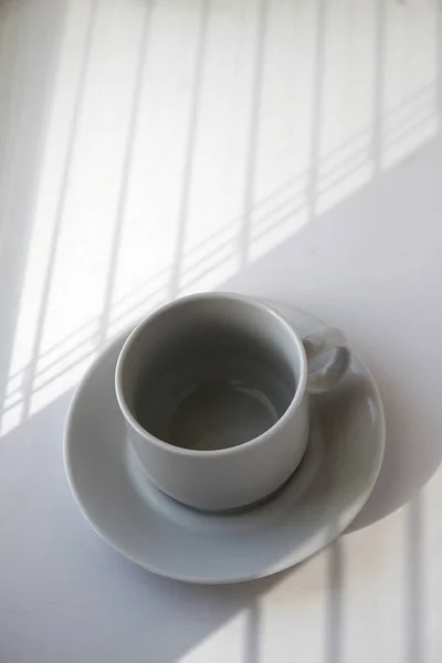 pencerenin yanında kahve fincanı