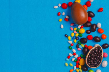 Çikolata Paskalya yumurtaları renkli şerit yay ile