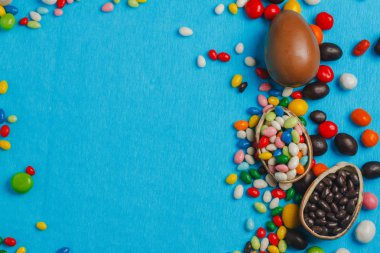 Çikolata Paskalya yumurtaları renkli şerit yay ile