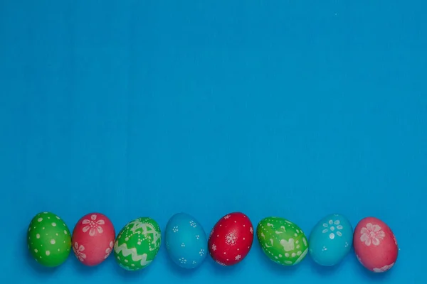 Mavi arka planda Paskalya yumurtaları