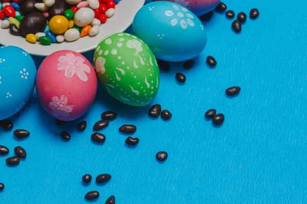 bir daire üzerinde mavi bir arka plan üzerinde renkli Paskalya yumurtaları