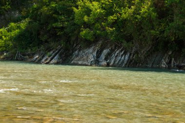 Dağlardaki nehir. Dağlık bölge. fotoğraf uzun pozlama üzerine,