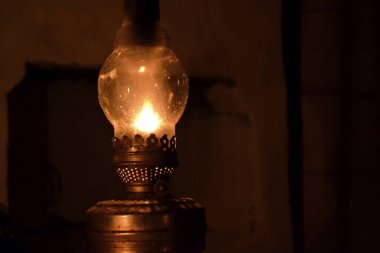 Antika işe yarar bir şey. Bir gaz lambası, elektriğin kesilmesi durumunda insanlığa yardım edebilir..