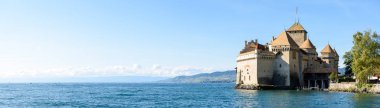 İsviçre Cenevre Gölü kıyısındaki Chillon kalesinin panoramik manzarası