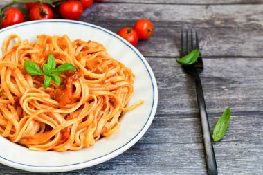 İtalyan usulü spagetti bolonez. Domates soslu taze bucatini makarna, fesleğen, otlar, parmesan peyniri, taze vişneli domates ve ahşap zemin üzerinde maydanoz. Mutfak Posteri 