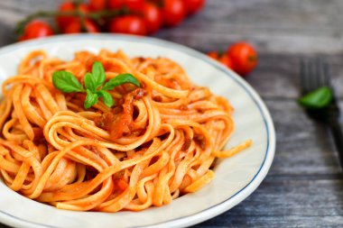 İtalyan usulü spagetti bolonez. Domates soslu taze bucatini makarna, fesleğen, otlar, parmesan peyniri, taze vişneli domates ve ahşap zemin üzerinde maydanoz. Mutfak Posteri 