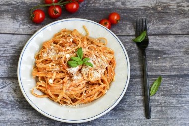 İtalyan usulü spagetti bolonez. Domates soslu taze bucatini makarna, fesleğen, otlar, parmesan peyniri, taze vişneli domates ve ahşap zemin üzerinde maydanoz. Mutfak Posteri 