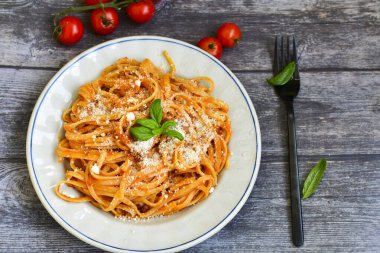 İtalyan usulü spagetti bolonez. Domates soslu taze bucatini makarna, fesleğen, otlar, parmesan peyniri, taze vişneli domates ve ahşap zemin üzerinde maydanoz. Mutfak Posteri 