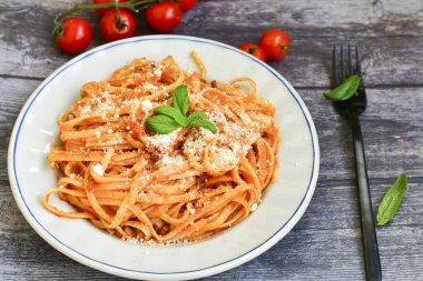 İtalyan usulü spagetti bolonez. Domates soslu taze bucatini makarna, fesleğen, otlar, parmesan peyniri, taze vişneli domates ve ahşap zemin üzerinde maydanoz. Mutfak Posteri 