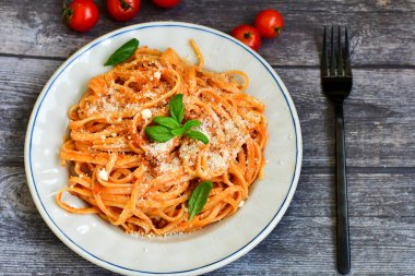 İtalyan usulü spagetti bolonez. Domates soslu taze bucatini makarna, fesleğen, otlar, parmesan peyniri, taze vişneli domates ve ahşap zemin üzerinde maydanoz. Mutfak Posteri 