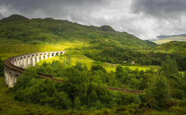 Wiadukt Glenfinnan z góry na pochmurny dzień — Zdjęcie stockowe