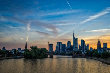 Gün batımında Frankfurt silueti