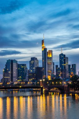  Işıklı Frankfurt manzarası, gece