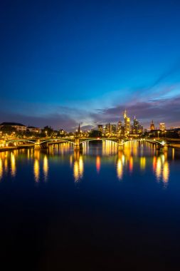  Işıklı Frankfurt manzarası, gece