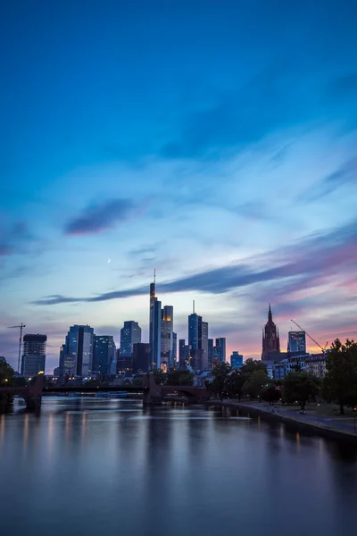 Gün batımında Frankfurt silueti