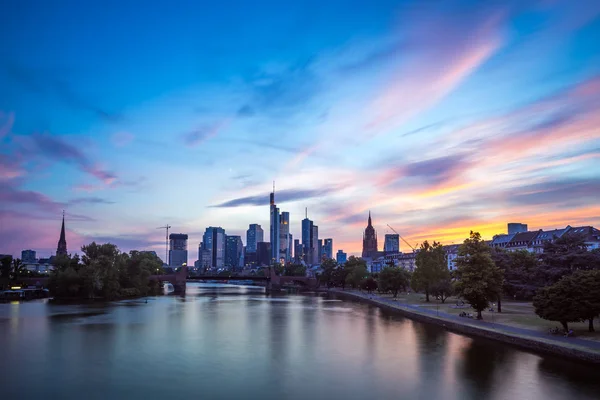 Gün batımında Frankfurt silueti