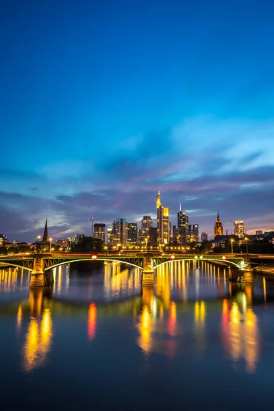 Verlichte skyline van Frankfurt's nachts — Stockfoto