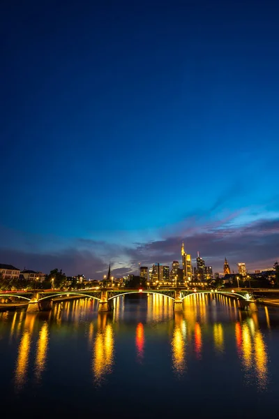 Belysta Frankfurt skyline på natten — Stockfoto