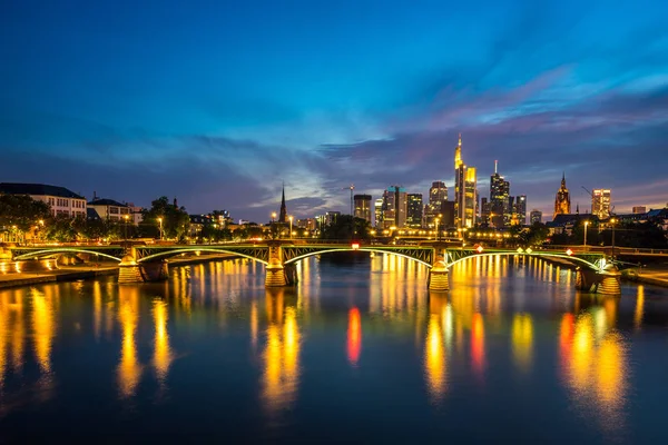 Verlichte skyline van Frankfurt Stockafbeelding