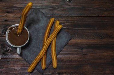 Tipik İspanyol kahvaltısı, çikolatalı churros.