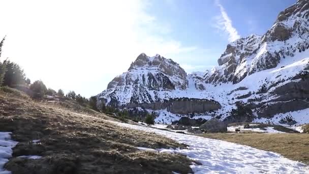 Panorâmica Montanhas Nevadas Nos Pirinéus Espanhóis Tempo Inverno Fundo Natural — Vídeo de Stock