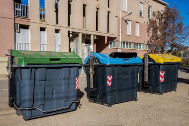 üç çöp geri dönüşüm kutusu